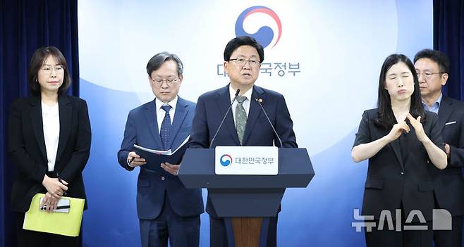 [서울=뉴시스] 조수정 기자 = 최교진 교육부 장관이 9일 오후 서울 종로구 정부서울청사에서 10대 청소년 자살예방 범정부 추진 대책을 발표하고 있다. 2026.06.09. chocrystal@newsis.com