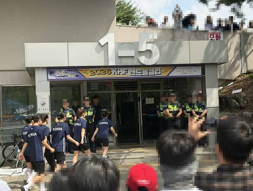 잠실 개표소로 사용됐던 핸드볼경기장에서 훈련기구를 꺼내러 들어가는 선수들 [촬영 양수연]
