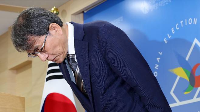 노태악 전 중앙선거관리위원장이 지난 5일 오후 경기 과천 중앙선관위에서 '투표용지 부족 사태' 관련 대국민 사과를 하는 모습. 과천=박종민 기자