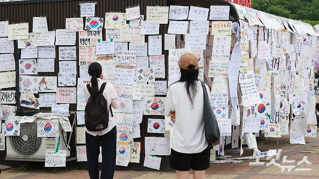 6·3 지방선거 투표용지 부족 사태를 규탄하고 재선거를 요구하는 '잠실 개표소 봉쇄 시위'가 나흘째 이어지고 있는 8일 서울 송파구 올림픽공원 핸드볼경기장 인근 티켓박스에 재선거를 요구하는 종이들이 붙어 있다. 류영주 기자