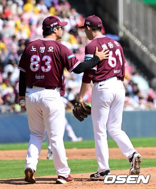 [OSEN=잠실, 지형준 기자] 23일 서울 잠실야구장에서 2026 신한 SOL KBO리그 LG 트윈스와 키움 히어로즈의 경기가 열렸다.LG는 임찬규, 키움은 배동현이 선발로 나섰다.5회말 무사 1루에서 키움 배동현이 교체되고 있다. 2026.05.23 / jpnews@osen.co.kr