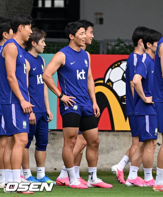 [OSEN=사포판(멕시코), 이대선 기자] 2026 북중미 월드컵에 참가하는 한국 축구국가대표팀이 9일(한국시각) 멕시코 과달라하라 인근 사포판의 치바스 베르데 바예에서 훈련을 진행했다.한국은 과달라하라에서 체코와 멕시코를 차례로 상대한 뒤 조별리그 마지막 경기를 치른다.황희찬이 훈련을 하고 있다. 2026.06.09 /sunday@osen.co.kr