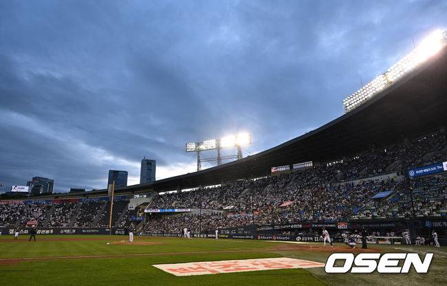 [OSEN=잠실, 이대선 기자] 21일 서울 잠실야구장에서 2026 신한 SOL KBO리그 두산 베어스와 NC 다이노스의 경기가 열렸다.이날 두산은 벤자민, NC는 토다를 선발로 내세웠다.6회초 경기가 진행되고 있다. 2026.05.21 /sunday@osen.co.kr