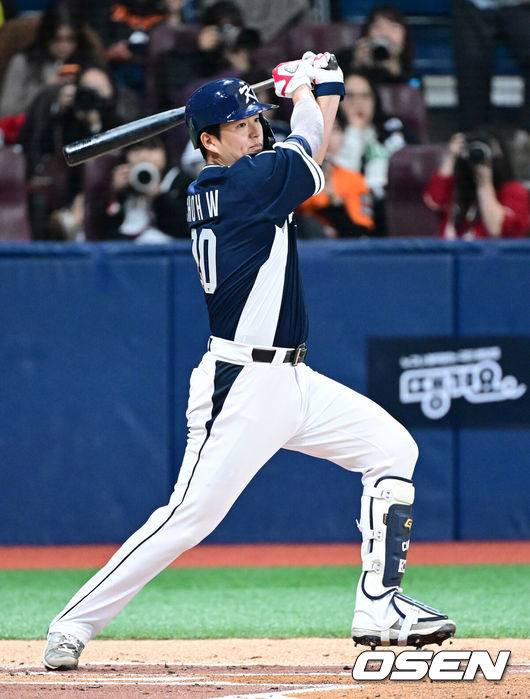 [OSEN=고척, 최규한 기자] 9일 서울 구로구 고척스카이돔에서 ‘2025 NAVER K-BASEBALL SERIES’ 대한민국 야구 대표팀과 체코 야구 대표팀의 평가전이 열렸다.한국은 9일 2025 K-베이스볼 시리즈 체코 대표팀과의 경기에 이어 오는 15일과 16일 양일에 걸쳐 도쿄돔에서 일본 대표팀과 2경기를 치른다. 2회초 2사 1루 상황 한국 조형우가 안타를 날리고 있다. 2025.11.09 / dreamer@osen.co.kr