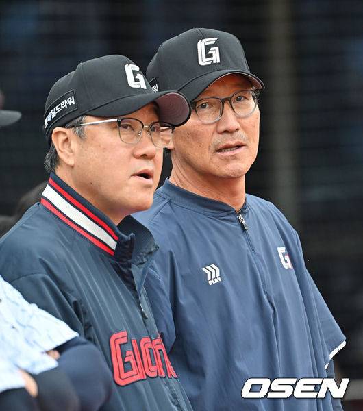 [OSEN=부산, 이석우 기자] 롯데 자이언츠 김상진 코치, 강석천 코치  / foto0307@osen.co.kr
