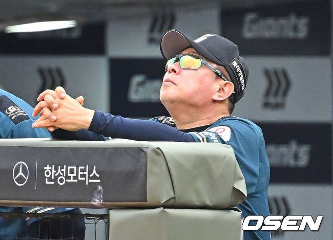 [OSEN=부산, 이석우 기자] 7일 부산 사직야구장에서 2026 신한 SOL KBO 리그 롯데 자이언츠와 한화 이글스의 경기가 열렸다. 홈팀 롯데는 비슬리가, 방문팀 한화는 황준서가 선발 출전했다.롯데 자이언츠 김태형 감독이 1회초 4실점하자 아쉬운 듯한 표정을 짓고 있다. 2026.06.07 / foto0307@osen.co.kr