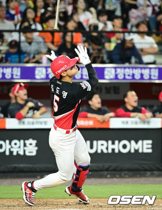 [OSEN=대전, 조은정 기자]9일 오후 대전한화생명볼파크에서 2026 신한 SOL KBO리그 한화 이글스와 KIA 타이거즈의 경기가 열렸다.이날 한화는 왕옌청을 KIA는 황동하를 선발로 내세웠다.4회초 2사 1,2루에서 KIA 김도영이 달아나는 좌중월 3점 홈런을 날리고 있다. 2026.06.09 /cej@osen.co.kr
