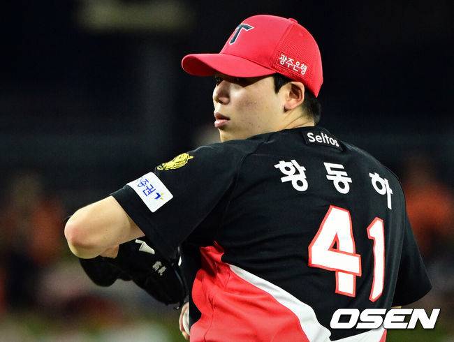 [OSEN=대전, 조은정 기자]9일 오후 대전한화생명볼파크에서 2026 신한 SOL KBO리그 한화 이글스와 KIA 타이거즈의 경기가 열렸다.이날 한화는 왕옌청을 KIA는 황동하를 선발로 내세웠다.4회말 KIA 황동하가 역투하고 있다. 2026.06.09 /cej@osen.co.kr