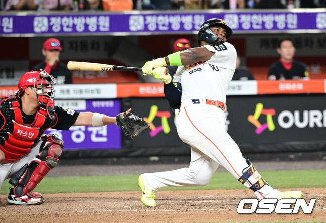 [OSEN=대전, 조은정 기자]9일 오후 대전한화생명볼파크에서 2026 신한 SOL KBO리그 한화 이글스와 KIA 타이거즈의 경기가 열렸다.이날 한화는 왕옌청을 KIA는 황동하를 선발로 내세웠다.8회말 2사에서 한화 페라자가 솔로 홈런을 날리고 있다. 2026.06.09 /cej@osen.co.kr