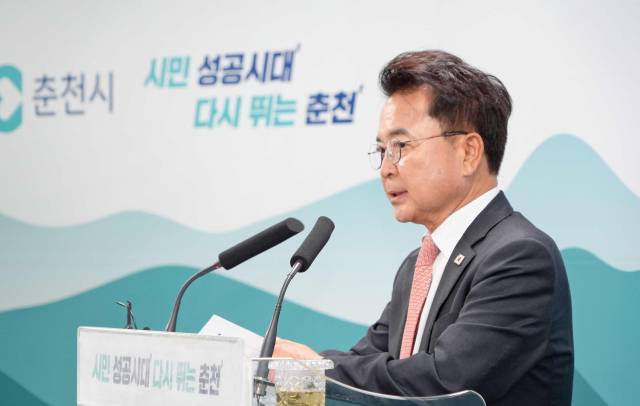 ▲언론 브리핑하는 육동한 춘천시장. ⓒ춘천시