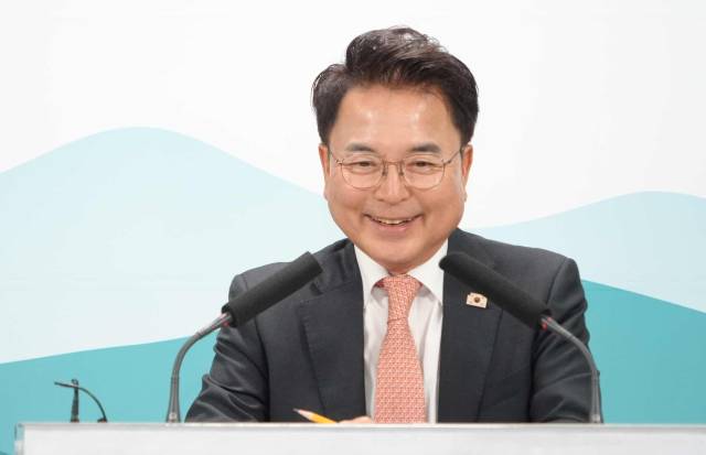 ▲언론 브리핑하는 육동한 춘천시장. ⓒ춘천시