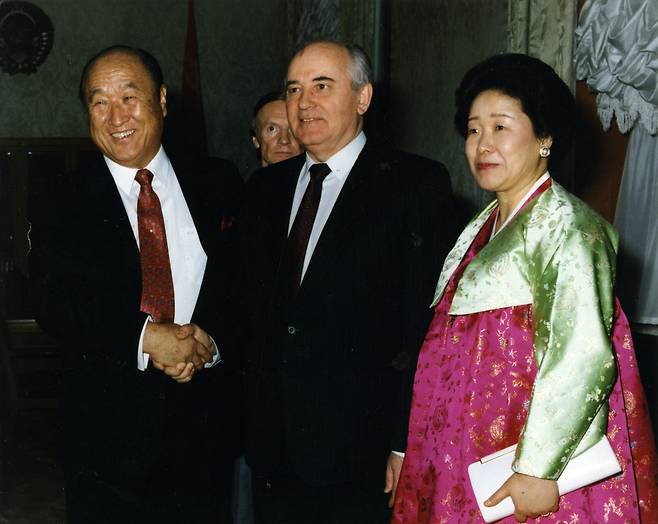 1990년 4월 11일 문선명·한학자 총재가 러시아 크렘린궁에서 미하일 고르바초프 당시 소련 대통령과 만나 인사를 나누고 있다.