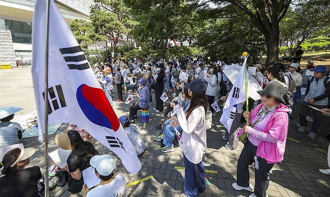 제9회 전국동시지방선거 투표용지 부족 사태에 항의하며 개표소 봉쇄 시위를 이어가고 있는 9일 서울 송파구 올림픽공원 핸드볼경기장에 설치된 개표소 앞에서 구호를 외치고 있다. 뉴시스