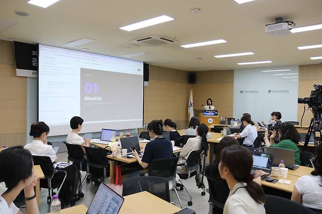 9일 서울 강남 한국여성경제인협회 강의실에서 여성 기업 최고경영자(CEO)들이 인공지능(AI) 관련 강의를 듣고 있다. 사진 제공=한국여성경제인협회