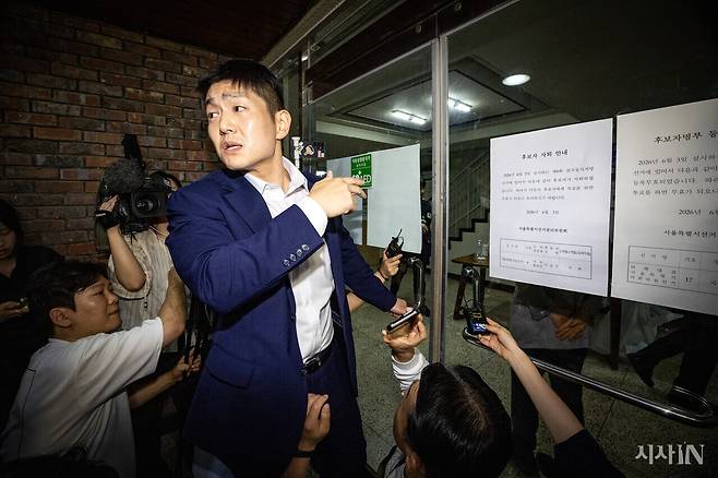 서울 송파구 잠실7동 제2투표소 앞에서 김재섭 국민의힘 의원이 투표장으로 진입을 시도하고 있다. ⓒ시사IN 박미소