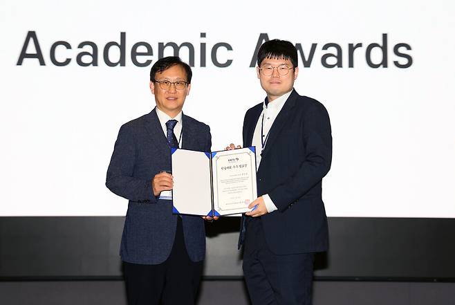 지난 5월에 열린 2026년 대한신경손상학회 제33차 정기학술대회에서 '두개성형술 소재에 따른 골막 하 액체 고임 및 수술 부위 감염의 위험요인: 434례 분석'을 발표해 우수 발표상을 받고 기념촬영을 하고 있다. ⓒ단국대병원 제공