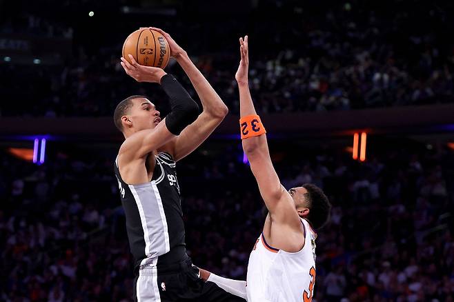 샌안토니오 빅터 웸반야마가 9일 뉴욕 닉스와의 NBA 파이널 3차전에서 칼 앤서니 타운스의 블록 위에서 점프슛을 던지고 있다. AFP연합뉴스
