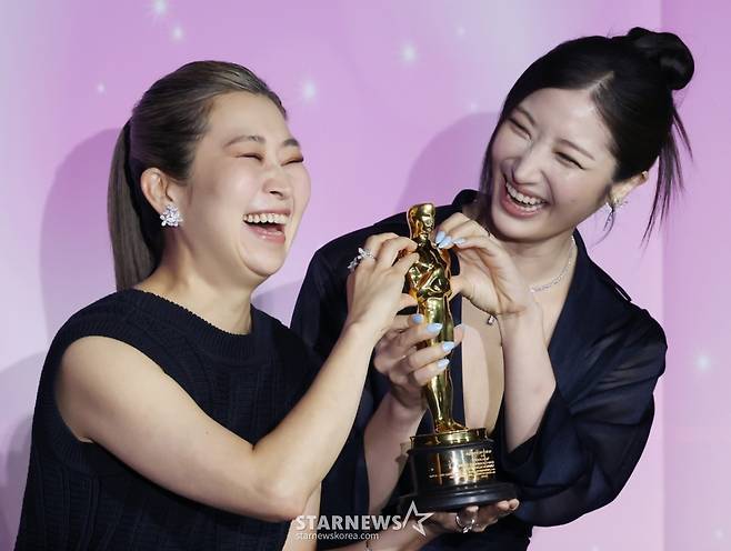 매기 강 감독, 싱어송라이터 이재가 1일 오후 서울 CGV용산아이파크몰에서 진행된 넷플릭스 영화 '케이팝 데몬 헌터스' 아카데미 수상 기념 기자간담회에 참석해 포즈를 취하고 있다. /2026.04.01 /사진=이동훈 기자