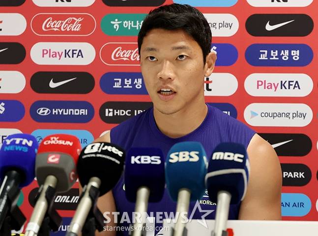 대한민국 축구 국가대표팀이 2026 북중미월드컵을 앞두고 8일 멕시코 과달라하라 치바스 베르데 바예에서 훈련을 진행했다. 황희찬이 훈련에 앞서 인터뷰에 응하고 있다. /사진=김진경 대기자