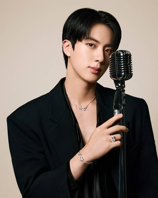 '비주얼 왕자' 방탄소년단 진, 프레드 新화보 '압도적 비주얼'