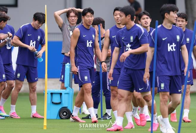대한민국 축구 국가대표팀이 2026 북중미월드컵을 앞두고 8일 멕시코 과달라하라 치바스 베르데 바예에서 훈련을 진행했다. 손흥민을 비롯한 선수들이 휴식 시간에 갈증을 달래고 있다. /사진=김진경 대기자