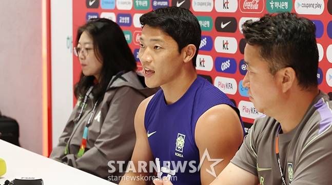 대한민국 축구 국가대표팀이 2026 북중미월드컵을 앞두고 8일 멕시코 과달라하라 치바스 베르데 바예에서 훈련을 진행했다.  황희찬이 훈련에 앞서 인터뷰에 응하고 있다. /사진=김진경 대기자