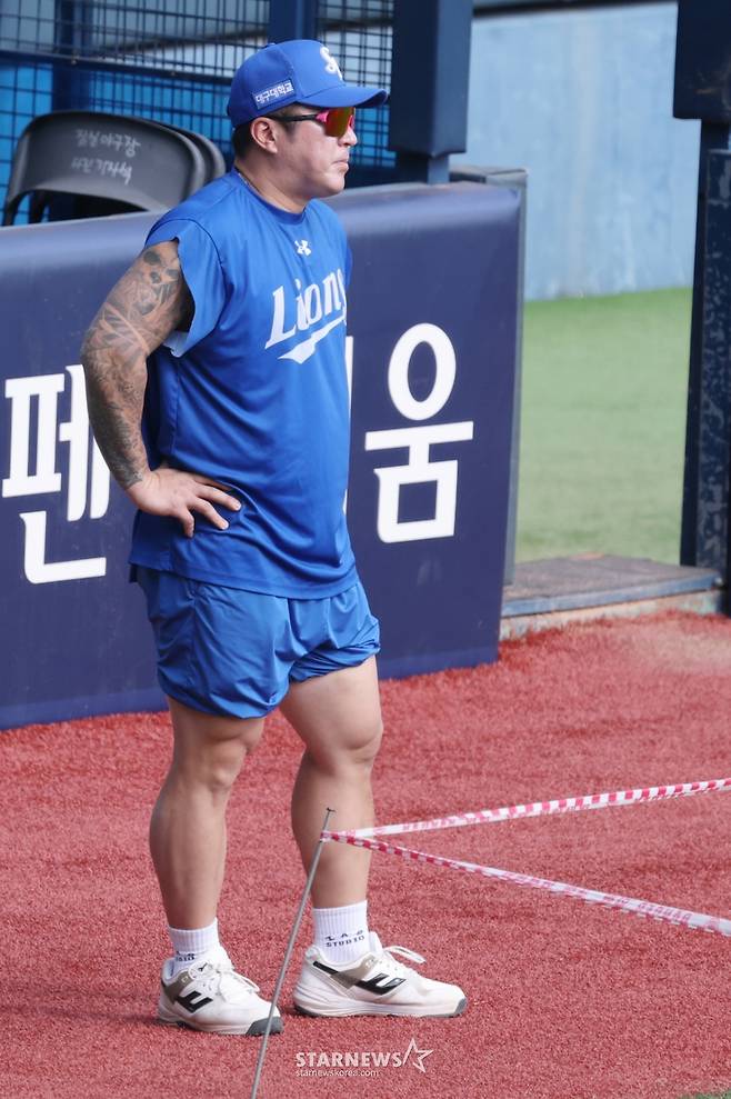 2026 신한 SOL KBO리그 LG 트윈스 대 삼성 라이온즈 경기가 14일 서울 잠실야구장에서 열렸다.  삼성 최형우가 휴식을 취하며 동료들의 훈련을 바라보고 있다. /사진=김진경 kim.jinkyung@