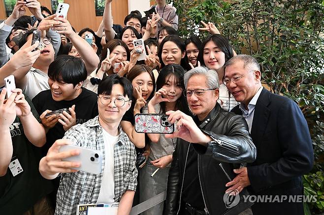 현대자동차 본사에서 기념 촬영하는 젠슨 황 CEO (서울=연합뉴스) 젠슨 황 엔비디아 최고경영자(CEO)가 8일 서울 서초구 현대자동차 본사를 찾아 정의선 현대차그룹 회장 및 직원들과 기념 촬영하고 있다. 2026.6.8 [현대자동차·기아 제공. 재판매 및 DB 금지] photo@yna.co.kr