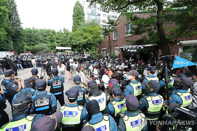 지난 5일 잠실7동 제2투표소 앞에서 대치 중인 경찰과 시위대 [연합뉴스 자료사진]