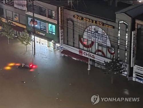 작년 9월 7일 폭우가 내린 전북 군산시 나운동의 한 상가 일대가 침수된 모습. [군산시 제공. 재판매 및 DB 금지]