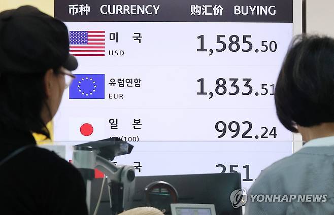고환율 계속 (영종도=연합뉴스) 임화영 기자 = 미국 금리인상 전망과 미·이란 종전 불확실성 속에 고환율이 지속되는 가운데 9일 인천국제공항 내 은행 환전소에 실시간 원/달러 환율이 표시되고 있다. 2026.6.9 hwayoung7@yna.co.kr