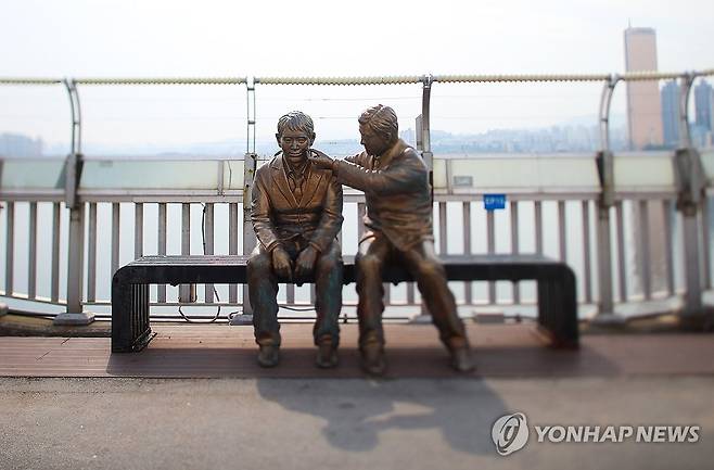 서울 마포대교에 설치된 '한 번만 더' 동상 모습 [연합뉴스 자료사진]