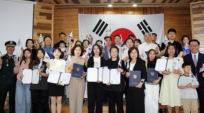 국적증서 수여식 [울산출입국·외국인사무소 제공. 재판매 및 DB 금지]