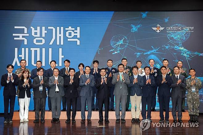 국방개혁 세미나에서 기념 촬영하는 안규백 국방부 장관 (서울=연합뉴스) 안규백 국방부 장관(앞줄 가운데)이 9일 서울 용산구 전쟁기념관에서 개최된 국방개혁 세미나에서 참석자들과 기념 촬영하고 있다. 2026.6.9 [국방부 제공. 재판매 및 DB 금지] photo@yna.co.kr