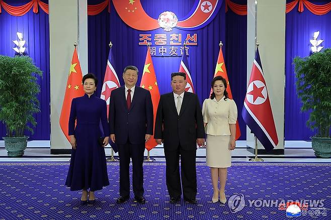 기념촬영하는 김정은 부부와 시진핑 부부 (평양 조선중앙통신=연합뉴스) 김정은 북한 국무위원장이 지난 8일 북한을 방문한 시진핑 중국 국가주석을 환영하여 평양 목란관에서 연회를 마련했다고 조선중앙통신이 9일 보도했다. 김정은 부부와 시진핑 부부가 연회에 앞서 기념촬영하고 있다. 2026.6.9 
    [국내에서만 사용가능. 재배포 금지. For Use Only in the Republic of Korea. No Redistribution] nkphoto@yna.co.kr