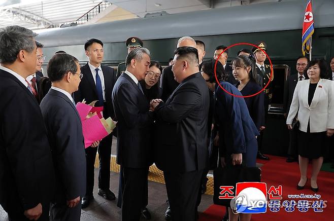 지난해 김정은 북한 국무위원장의 방중에 동행한 딸 주애의 모습 (평양 조선중앙통신=연합뉴스 자료사진) 지난해 9월 2일 중국 수도 베이징에 도착한 김정은 북한 국무위원장. 통신이 공개한 사진에 따르면 김 위원장의 딸 주애(붉은 원), 조용원·김덕훈 당 비서,  최선희 외무상 등이 동행했다. 2026.6.9
    [국내에서만 사용가능. 재배포 금지. For Use Only in the Republic of Korea. No Redistribution] nkphoto@yna.co.kr