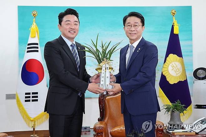 취임 축하 난 전달받는 조정식 국회의장 (서울=연합뉴스) 황광모 기자 = 조정식 국회의장(오른쪽)이 9일 취임 축하 인사차 예방한 강훈식 대통령 비서실장에게서 이재명 대통령이 보낸 축하 난을 받고 있다. 2026.6.9 [공동 취재] hkmpooh@yna.co.kr