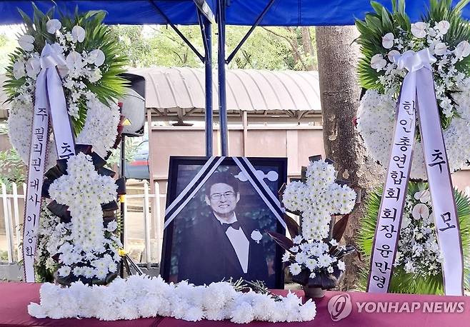 고 지익주 씨 추모식 (서울=연합뉴스) 2016년 필리핀 경찰관들에 의해 납치된 후 살해된 한인 사업가 고(故) 지익주(당시 53세) 씨의 8주기 추모식이 2024년 10월 18일 사건 발생 장소였던 마닐라 경찰청 본부에서 열렸다. 추모식장에 고인의 영정 사진과 추모 화환이 놓여 있다.2026.06.09 
[필리핀한인총연합회 제공. 재판매 및 DB 금지] photo@yna.co.kr