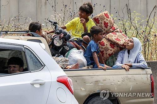 이스라엘군의 공습을 피해 피란길에 오르는 레바논 남부 티레 주민들 [AFP 연합뉴스. 재판매 및 DB 금지]