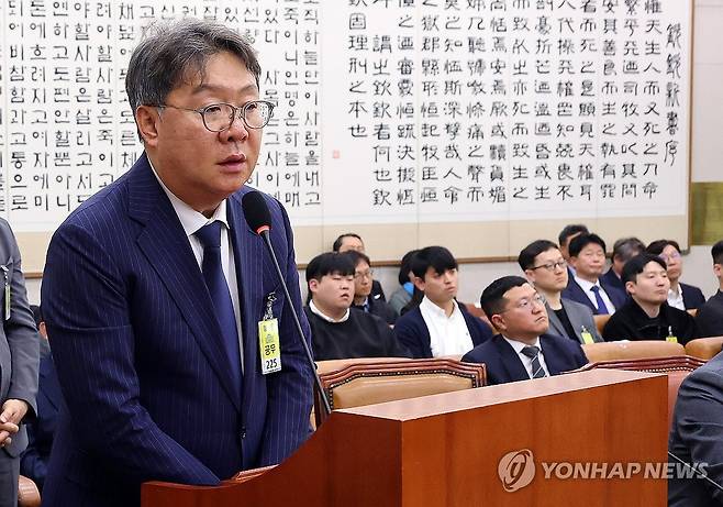 질의 답하는 방용철 쌍방울 그룹 전 부회장 [연합뉴스 자료사진]