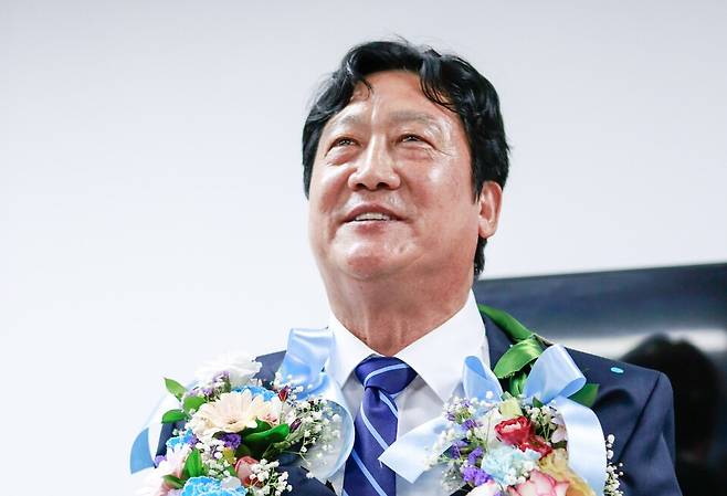 ▲ 손배찬 파주시장 당선인이 12일 금촌어울림센터에서 인수위 현판식을 갖고 본격적인 인수작업에 착수했다. 사진은 손 당선인이 3일 당선 확정이 나자 당선소감을 밝히고 있다. /이종태 기자 dolsaem@incheonilbo.com