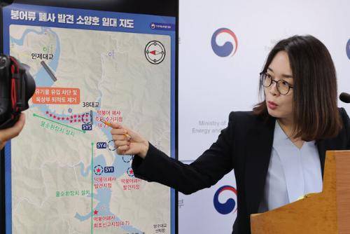 ◇김은경 기후에너지환경부 물환경정책관이 9일 세종시 정부세종청사에서 소양호 상류에서 발생한 붕어류 폐사 원인에 대한 조사결과와 대책을 발표하고 있다.