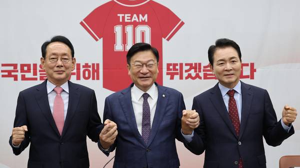 정점식(가운데) 국민의힘 새 원내대표가 10일 서울 여의도 국회에서 열린 원내대표 선출 선거 의원총회에 앞서 선거에 출마한 김도읍(왼쪽), 성일종 의원과 함께 손을 맞잡고 있다. /연합뉴스