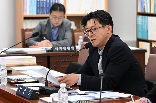 10일 제주도의회 문화관광체육위원회 소속 양영수 의원(진보당·아라동을)이 449회 임시회에서 아라복합문화센터 입지에 대해 질의하고 있다.