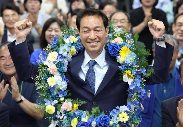 더불어민주당 우상호 강원특별자치도지사 후보가 당선자가 4일 당선을 기뻐하고 있다[사진=연합뉴스]