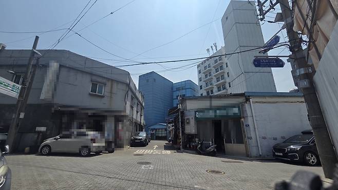 ▲서울 영등포구 문래동 기계금속 집적지 골목. 낮은 철공소와 공장 건물 뒤로 신축 상업·업무시설이 들어서며 문래동 일대의 도시 경관이 빠르게 변화하고 있다. 소공인들은 임대료 상승과 젠트리피케이션으로 제조업 기반이 위축되고 있다고 호소한다. 사진=장혜원 기자