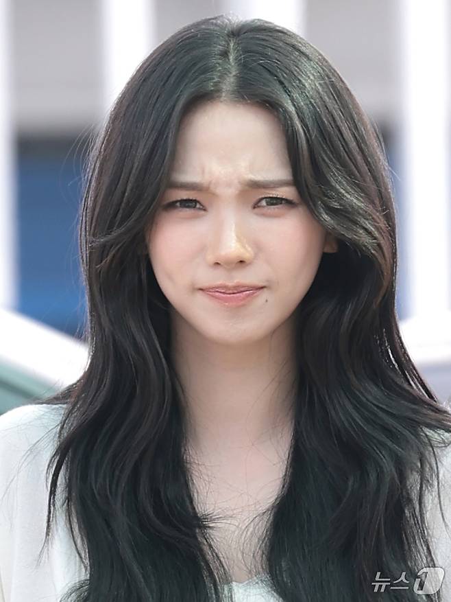 에스파 카리나가 월드컵 응원을 위해 10일 인천국제공항에 도착해 멕시코로 출국하기 전 인사를 하고 있다. ⓒ 뉴스1 권현진 기자
