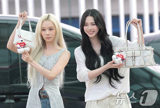 에스파 윈터와 카리나(오른쪽)가 월드컵 응원을 위해 10일 인천국제공항에 도착해 멕시코로 출국하기 전 포즈를 취하고 있다. ⓒ 뉴스1 권현진 기자