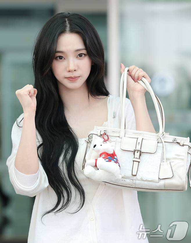 에스파 카리나가 월드컵 응원을 위해 10일 인천국제공항에 도착해 멕시코로 출국하기 전 파이팅을 외치고 있다. ⓒ 뉴스1 권현진 기자