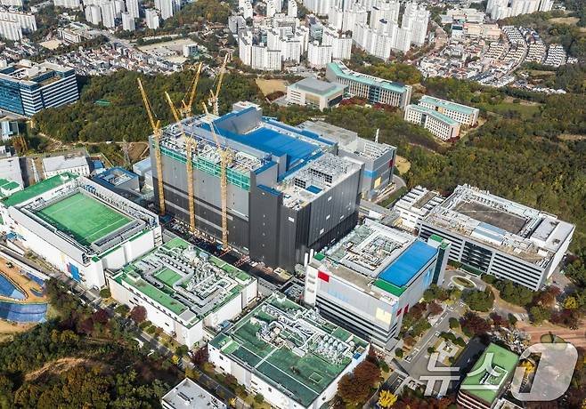 삼성전자는 18일 경기 기흥캠퍼스에서 차세대 반도체 R&D 단지 'New Research & Development - K'(NRD-K) 설비 반입식을 개최했다. NRD-K는 삼성전자가 미래 반도체 기술 선점을 위해 건설 중인 약 3만 3000평 규모의 최첨단 복합 연구개발 단지다. 2030년까지 총 20조 원이 투자된다. (삼성전자 제공) 2024.11.18 ⓒ 뉴스1